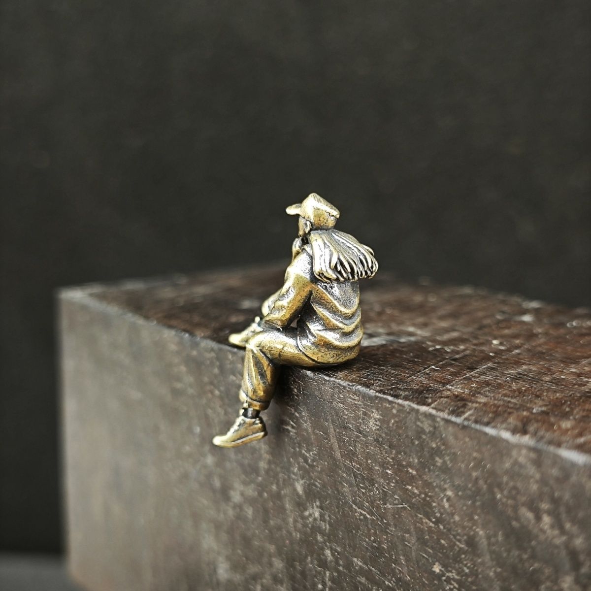 Brass Miniature Sitting Figure - Cubicle Shelf Organizer reseña y precio